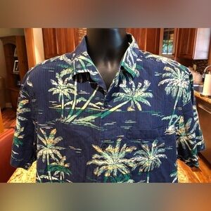 Tommy Bahama men’s short sleeve camp shirt.‎ Sharp blue tropical print. …